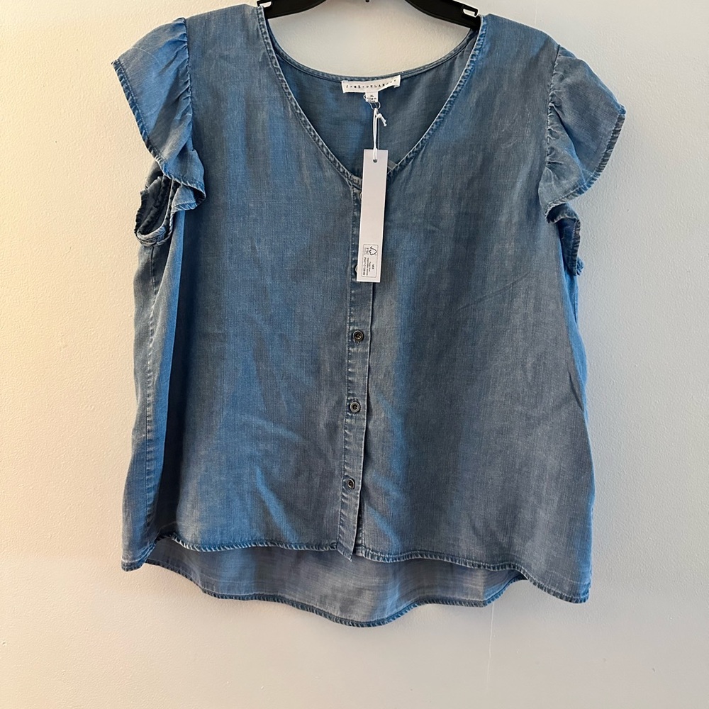 Jane and Delancey Chambray Top
Button Down Ruffle sleeve
Size x large